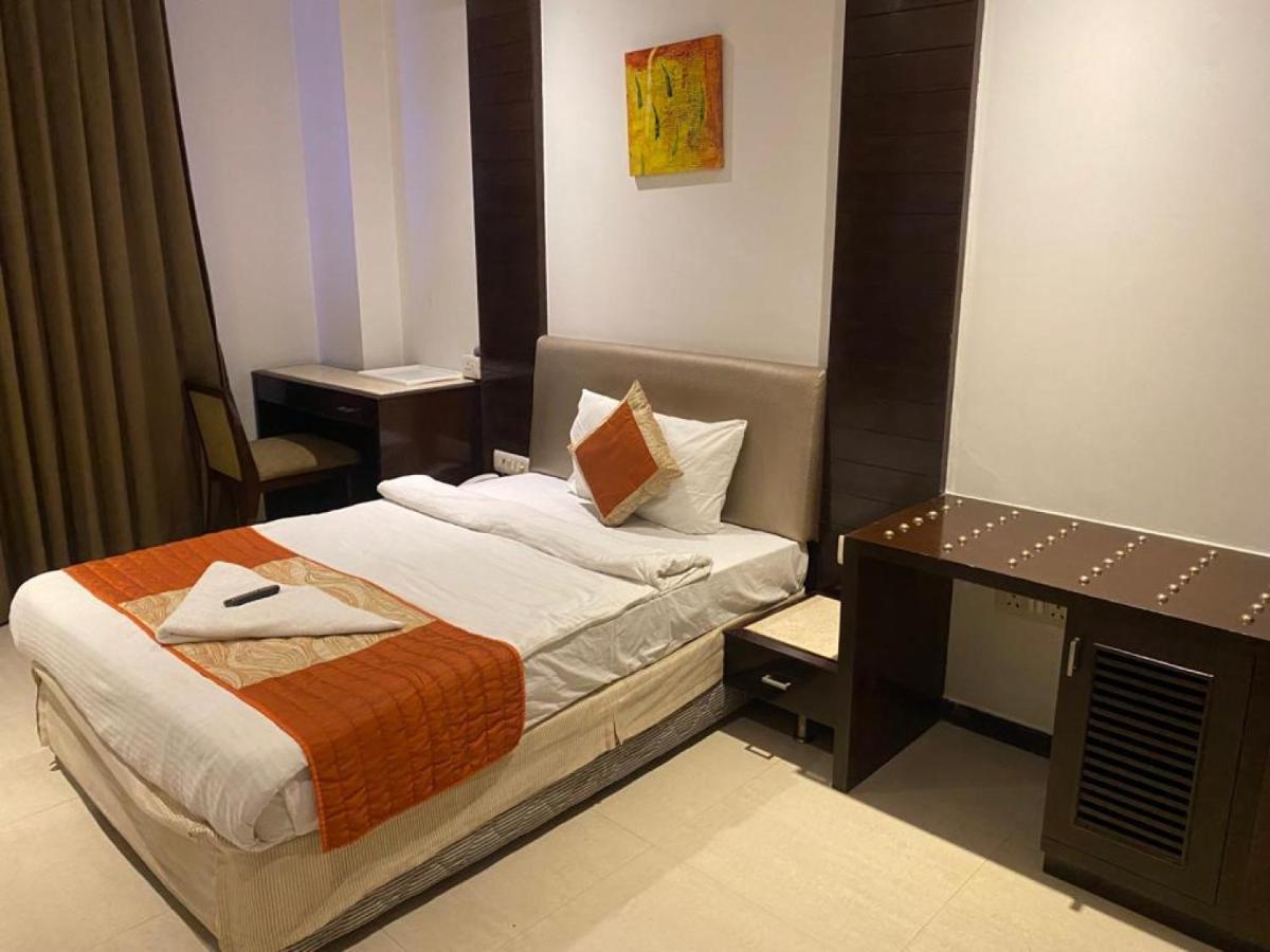 Hotel Le Roi Near Railway Station New Delhi