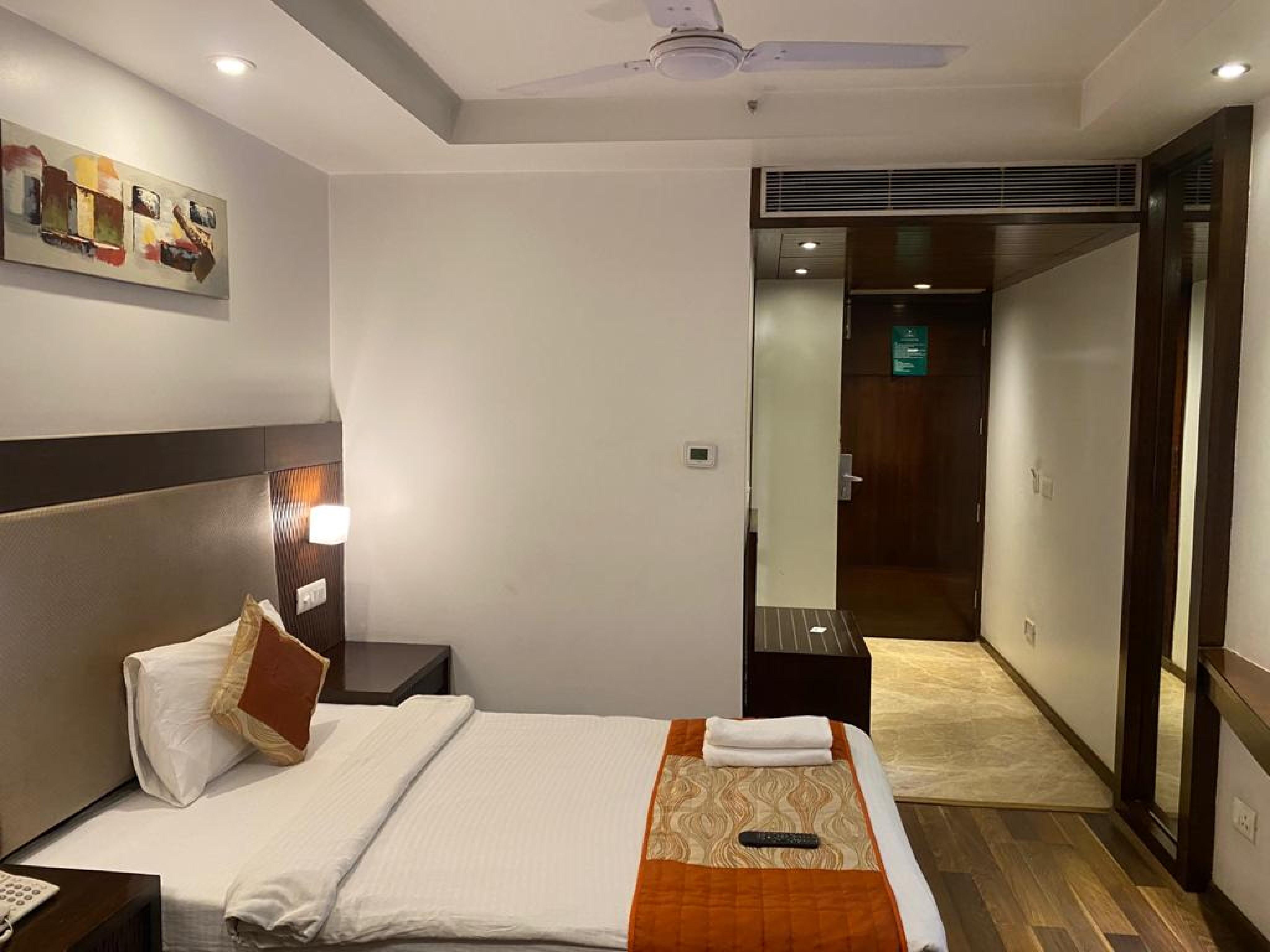 Le Roi Near Railway Station 3*