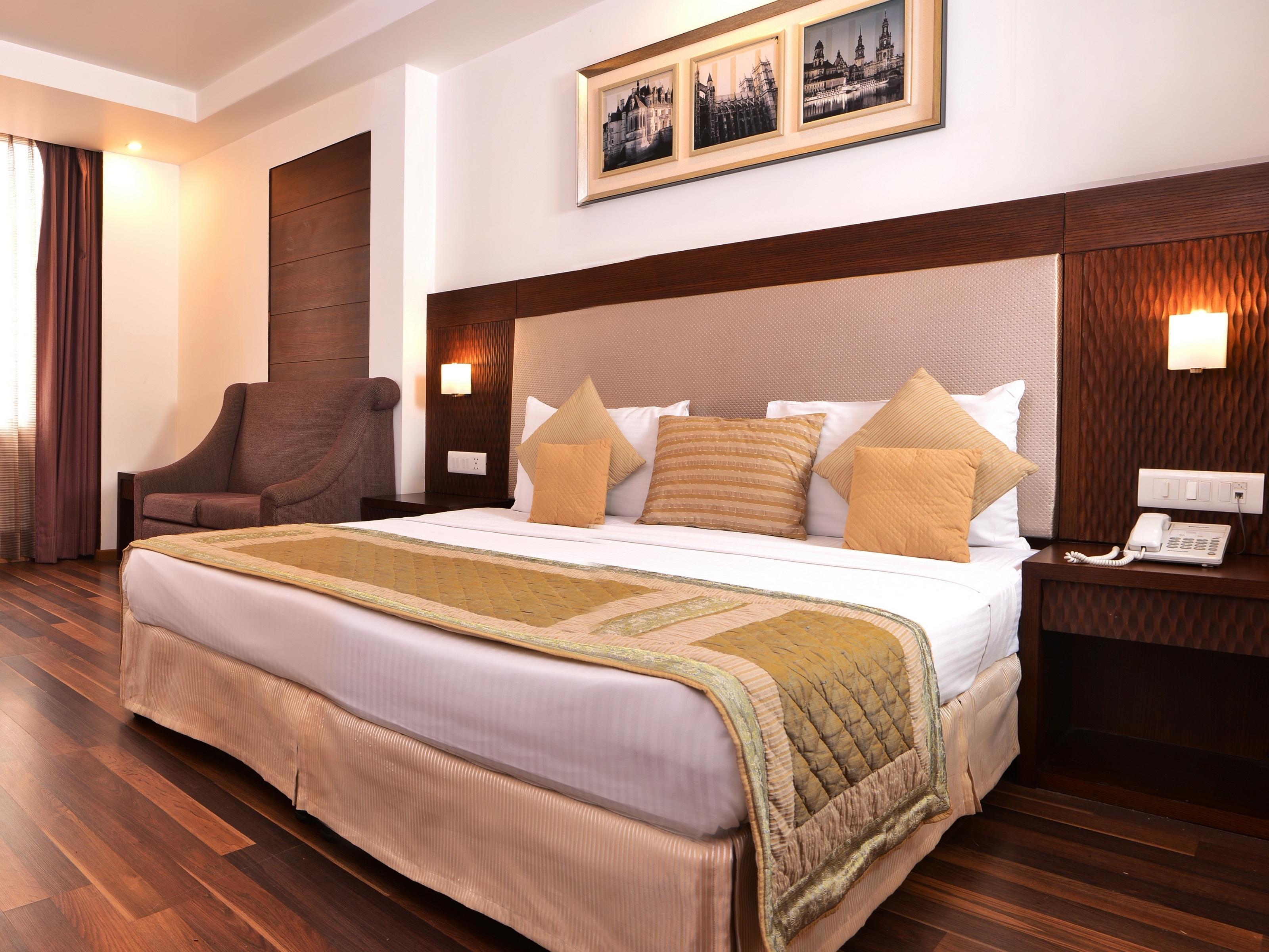 Le Roi Near Railway Station 3*