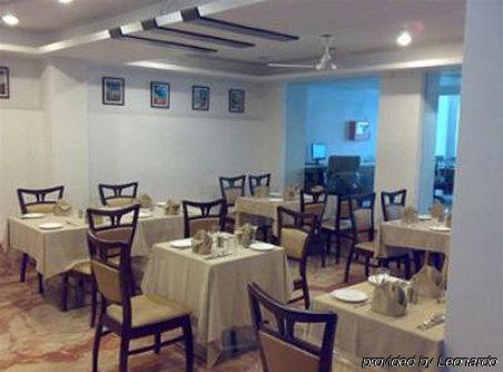 Le Roi Near Railway Station Hotel