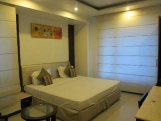 Le Roi Near Railway Station 3*