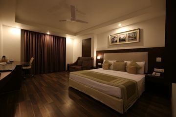 Le Roi Near Railway Station 3*