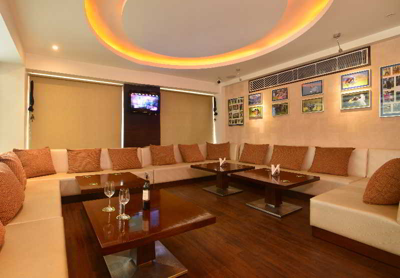 Hotel Le Roi Near Railway Station