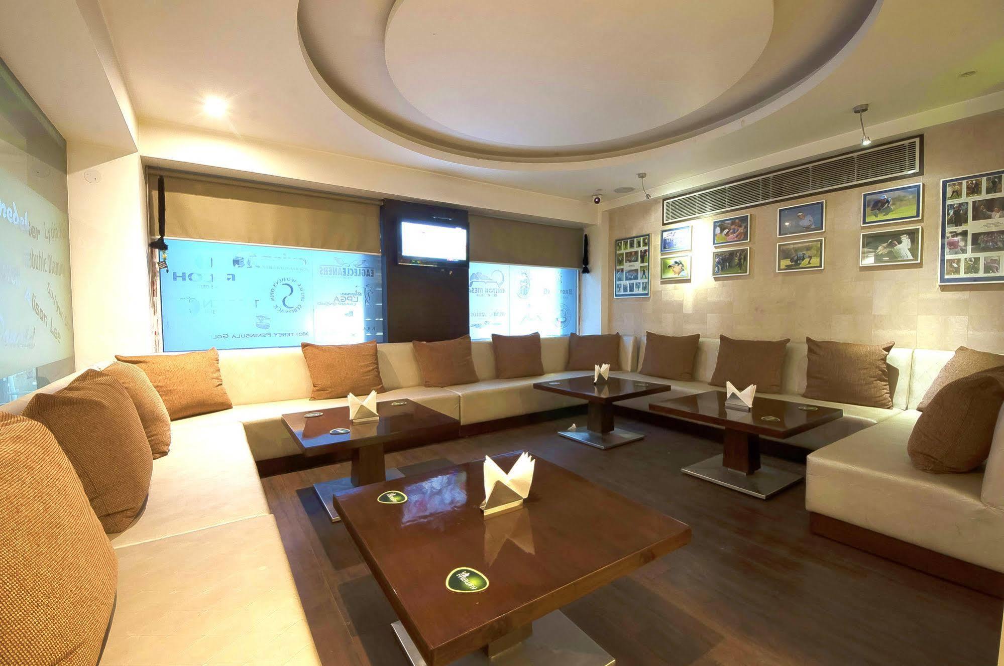 Le Roi Near Railway Station 3*