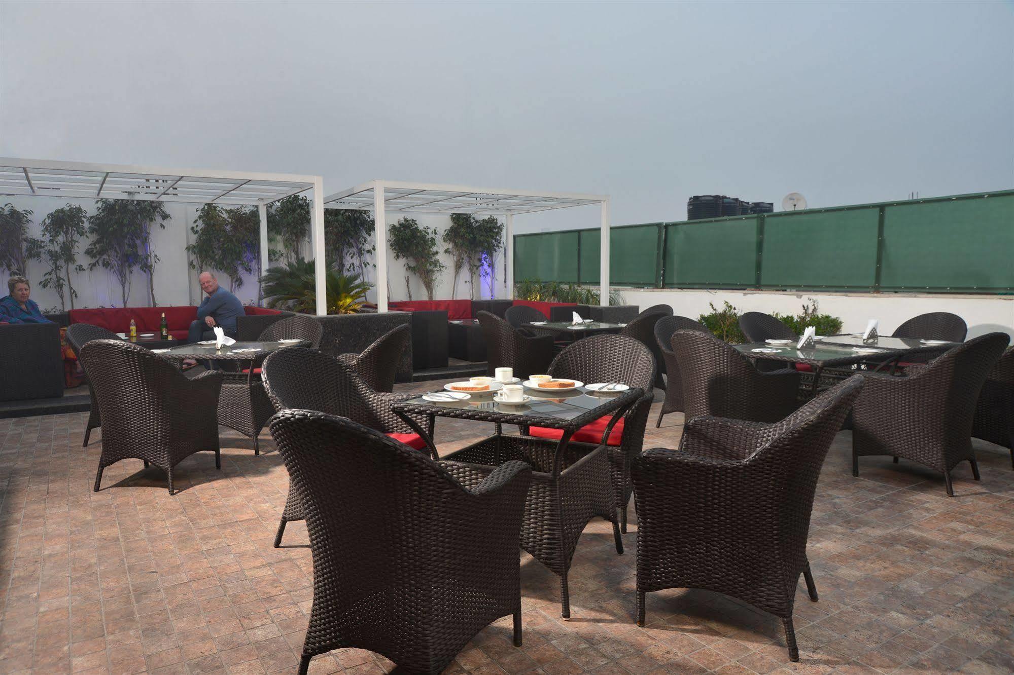 Hotel Le Roi Near Railway Station 3*