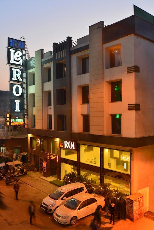 Le Roi Near Railway Station